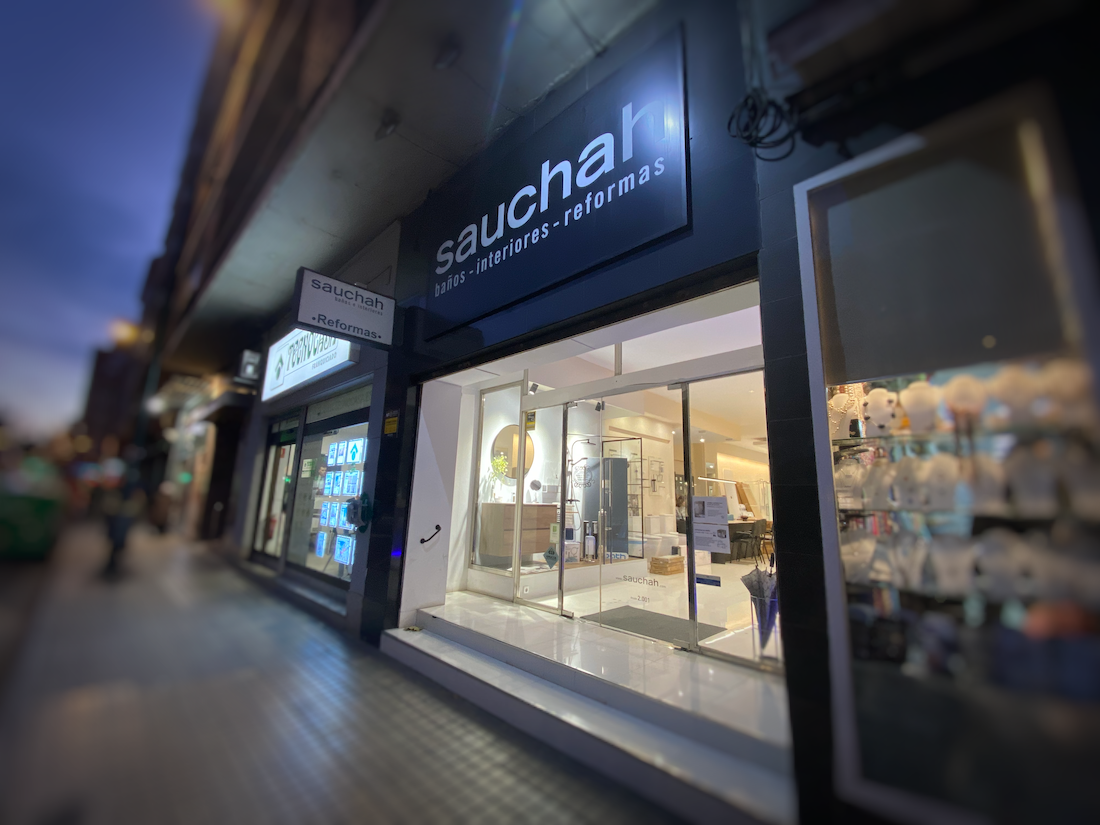 Detalle de la tienda de reformas, baños y cocinas Sauchah en Zaragoza.